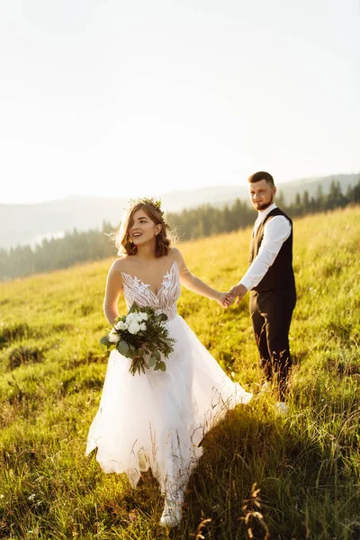 Piękne Młody Ślub Para Miłość Pozowanie Góry — Zdjęcie stockowe