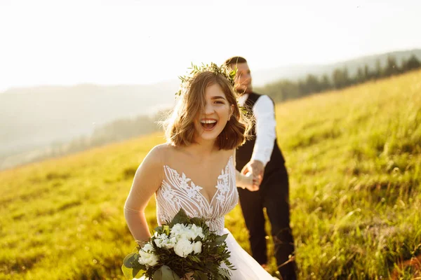 Красива Молода Весільна Пара Закохана Позування Горах — стокове фото
