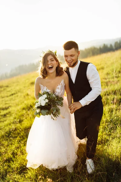 Beau Jeune Couple Mariage Amour Posant Dans Les Montagnes — Photo