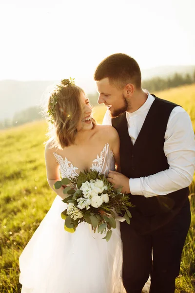 Hermosa Joven Pareja Boda Amor Posando Fondo Las Montañas —  Fotos de Stock