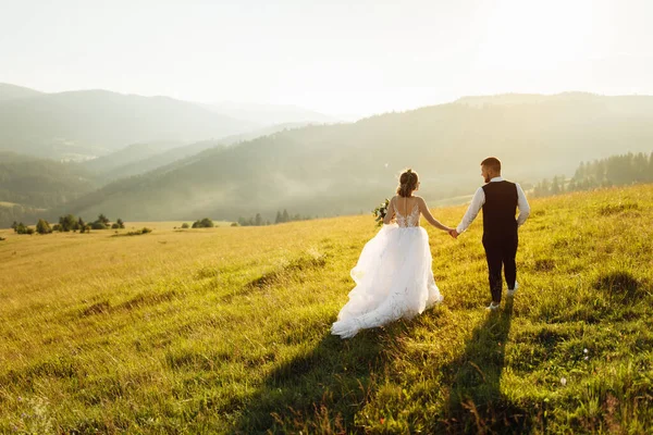 Beau Jeune Couple Amoureux Posant Sur Fond Des Montagnes — Photo