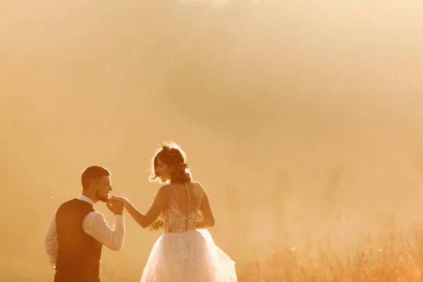 Belo Casal Casamento Apaixonado Posando Durante Pôr Sol — Fotografia de Stock