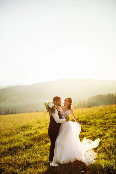 Schönes Junges Verliebtes Hochzeitspaar Posiert Vor Dem Hintergrund Der Berge — Stockfoto