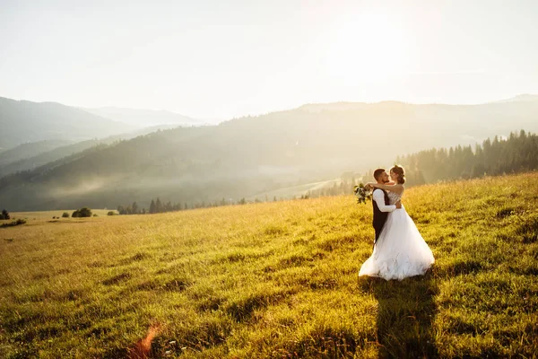 Belo Jovem Casal Casamento Apaixonado Posando Fundo Das Montanhas — Fotografia de Stock