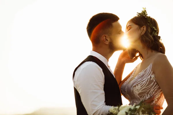 Schönes Verliebtes Hochzeitspaar Posiert Bei Sonnenuntergang — Stockfoto