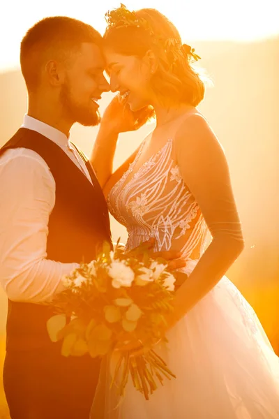 Belo Casal Casamento Apaixonado Posando Durante Pôr Sol — Fotografia de Stock