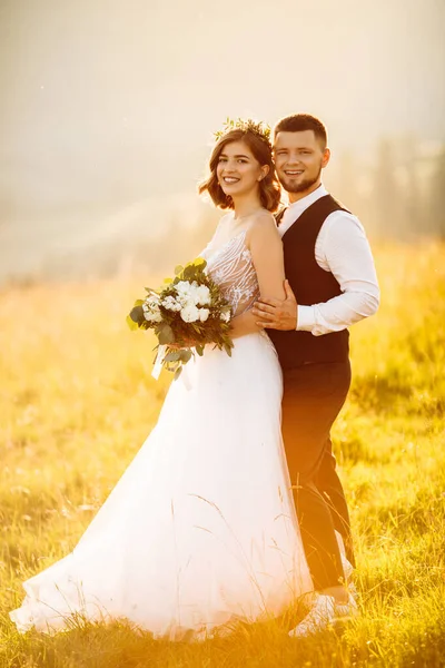 Braut Und Bräutigam Umarmen Sich Der Natur — Stockfoto
