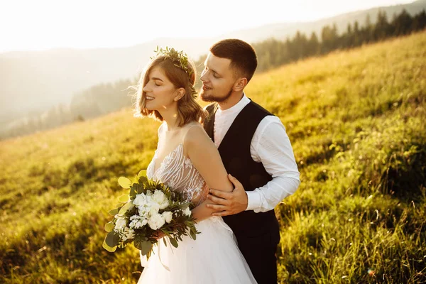 Braut Und Bräutigam Umarmen Sich Der Natur — Stockfoto