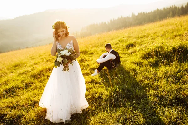 美しい若い結婚式のカップルが山を背景にポーズをとって — ストック写真