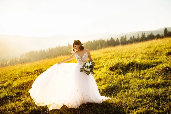 Doğaya Poz Veren Beyaz Elbiseli Güzel Gelin — Stok fotoğraf