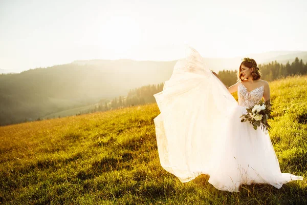 Belle Mariée Dans Une Robe Blanche Posant Nature — Photo