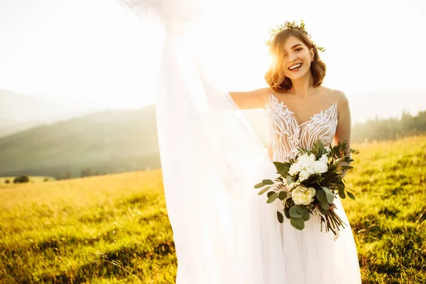 Bela Noiva Vestido Branco Posando Natureza — Fotografia de Stock