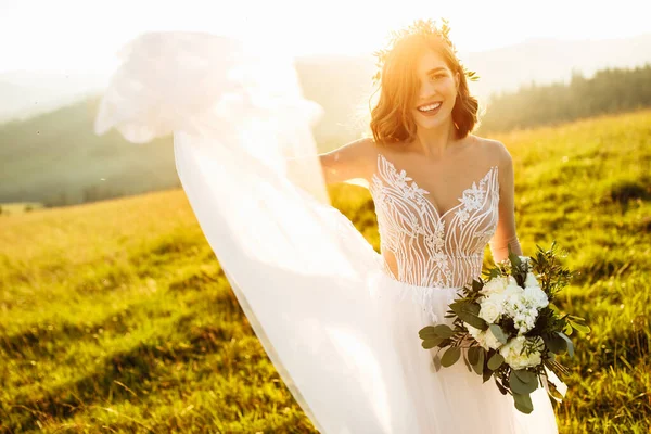 Hermosa Novia Vestido Blanco Posando Naturaleza — Foto de Stock