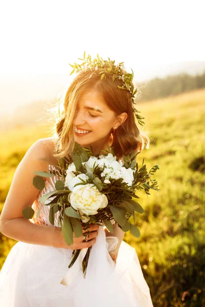 Vacker Brud Vit Klänning Poserar Naturen — Stockfoto