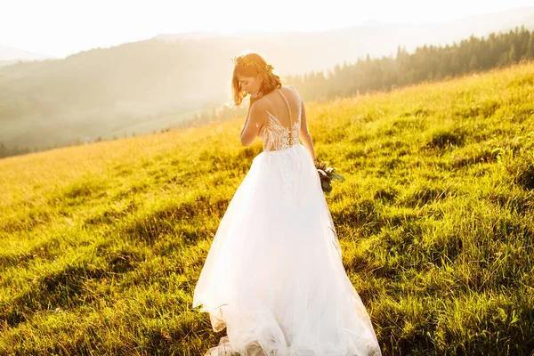 Gyönyörű Menyasszony Fehér Ruhában Pózol Természetben — Stock Fotó