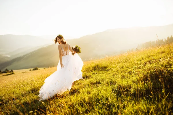 Bela Noiva Vestido Branco Posando Natureza — Fotografia de Stock