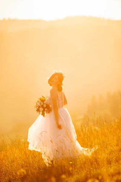 Doğaya Poz Veren Beyaz Elbiseli Güzel Gelin — Stok fotoğraf
