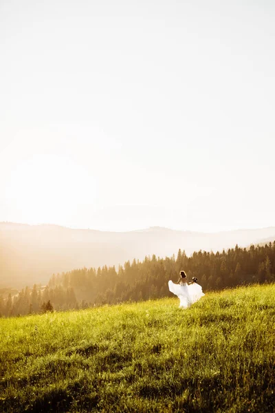 Mireasă Frumoasă Într Rochie Albă Pozând Natură — Fotografie, imagine de stoc