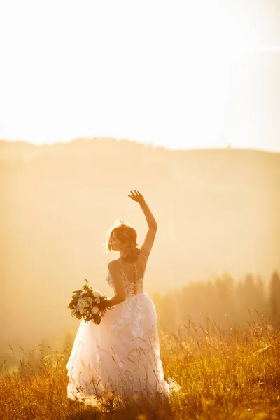 漂亮的新娘 身穿白色衣服 神气十足 — 图库照片