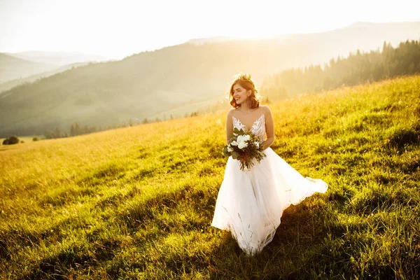 Όμορφη Νύφη Ένα Λευκό Φόρεμα Ποζάρουν Στη Φύση — Φωτογραφία Αρχείου
