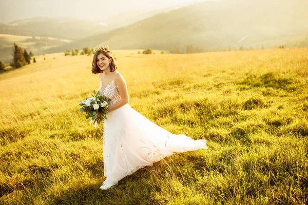 美しい花嫁が白いドレス姿で姿を見せ — ストック写真
