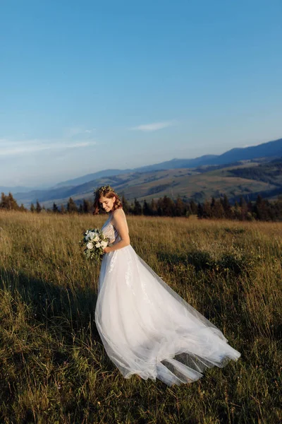 Όμορφη Νύφη Ένα Λευκό Φόρεμα Ποζάρουν Στη Φύση — Φωτογραφία Αρχείου