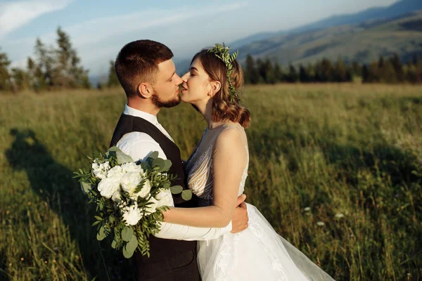 Красива Молода Весільна Пара Закохана Позує Тлі Гір — стокове фото
