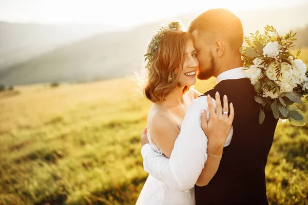 Doğada poz veren güzel bir düğün çifti.