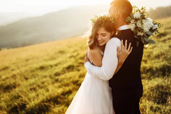 Schönes Verliebtes Hochzeitspaar Posiert Der Natur — Stockfoto