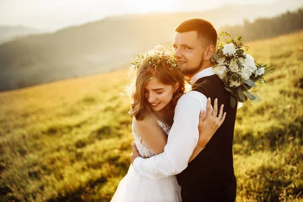 Doğada poz veren güzel bir düğün çifti.