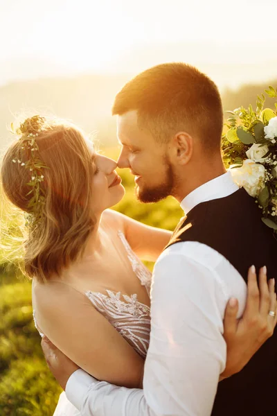 Doğada poz veren güzel bir düğün çifti.