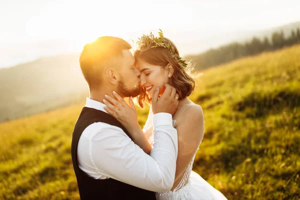 Schönes Verliebtes Hochzeitspaar Posiert Der Natur — Stockfoto