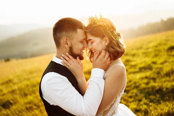 Schönes Verliebtes Hochzeitspaar Posiert Der Natur — Stockfoto