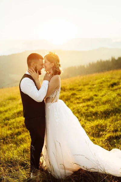 Beau Jeune Couple Amoureux Posant Sur Fond Des Montagnes — Photo