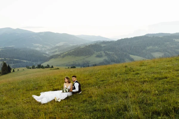 Belo Jovem Casal Casamento Apaixonado Posando Fundo Das Montanhas — Fotografia de Stock