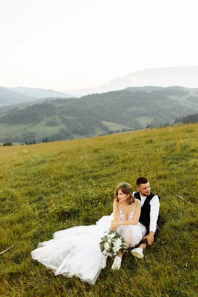 Belo Jovem Casal Casamento Apaixonado Posando Fundo Das Montanhas — Fotografia de Stock