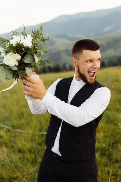 Noivo Com Buquê Flores Nas Mãos — Fotografia de Stock