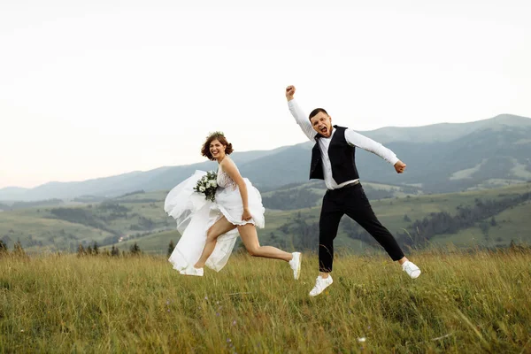 Beautiful Young Wedding Couple Love Posing Background Mountains — ストック写真