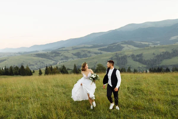 Beautiful Young Wedding Couple Love Posing Background Mountains — ストック写真