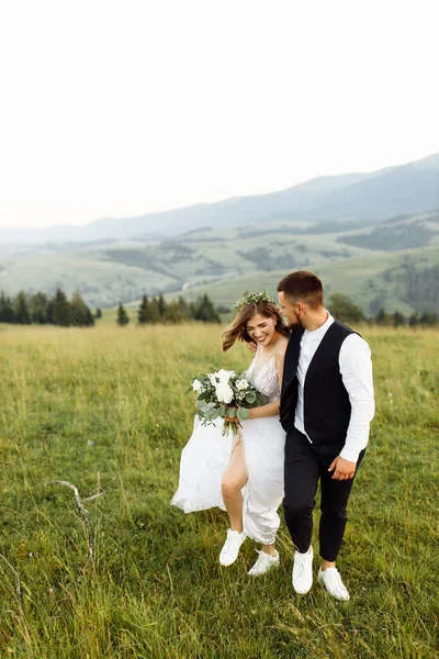 Vacker Ung Bröllop Par Kär Poserar Bakgrunden Bergen — Stockfoto