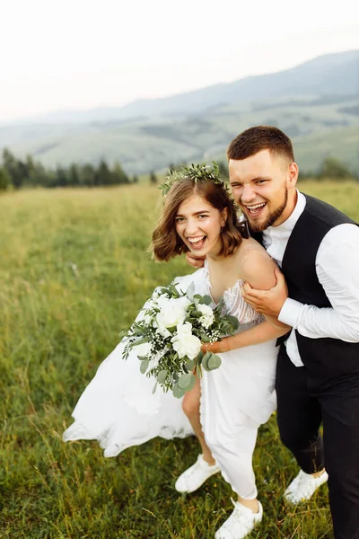 Hermosa Joven Pareja Boda Amor Posando Fondo Las Montañas — Foto de Stock