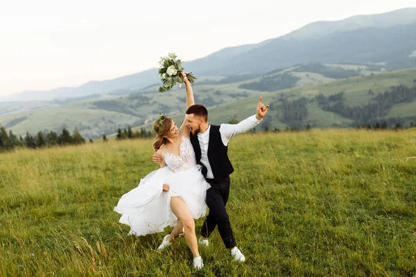 Beautiful Young Wedding Couple Love Posing Background Mountains — ストック写真