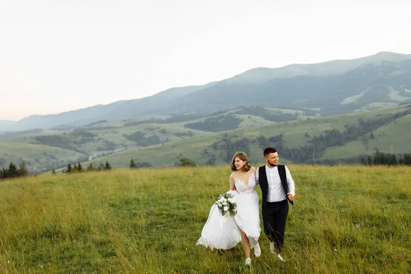 Schönes Junges Verliebtes Hochzeitspaar Posiert Vor Dem Hintergrund Der Berge — Stockfoto