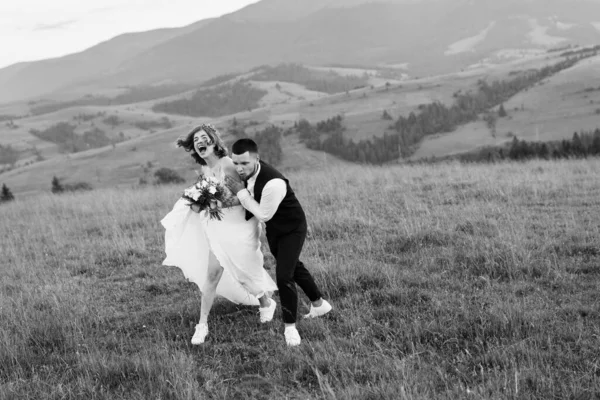 Black Ans White Image Young Wedding Couple Love Posing — ストック写真