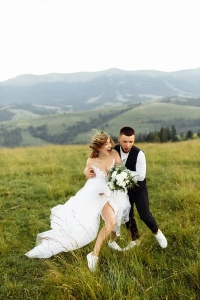 Schönes Junges Verliebtes Hochzeitspaar Posiert Vor Dem Hintergrund Der Berge — Stockfoto