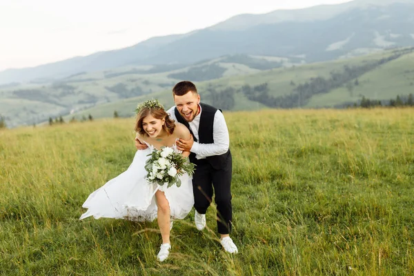 Schönes Junges Verliebtes Hochzeitspaar Posiert Vor Dem Hintergrund Der Berge — Stockfoto