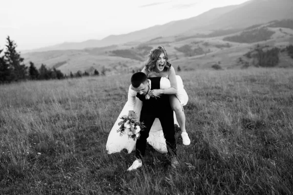 Чорна Відповідь Біле Зображення Молодої Весільної Пари Любові Позує — стокове фото