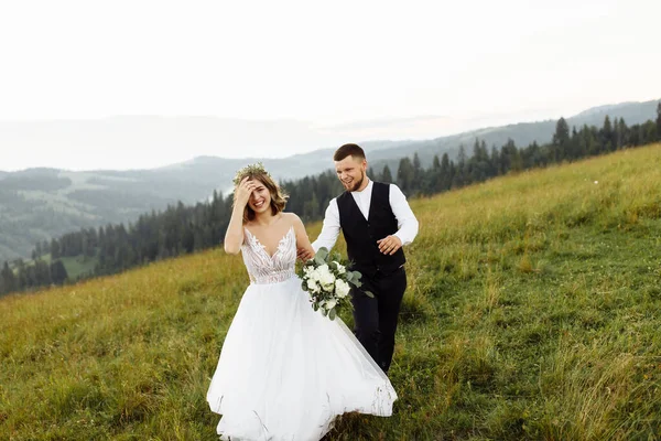 Hermosa Joven Pareja Boda Amor Posando Fondo Las Montañas — Foto de Stock