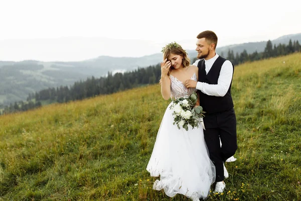 Hermosa Joven Pareja Boda Amor Posando Fondo Las Montañas — Foto de Stock