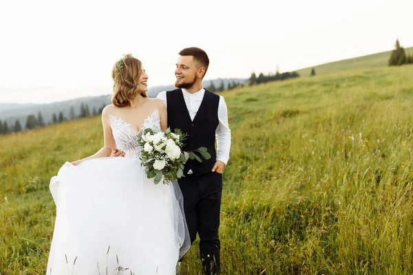 Belo Jovem Casal Casamento Apaixonado Posando Fundo Das Montanhas — Fotografia de Stock